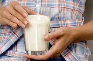 Neska batek kefir gainean pisua galtzen du